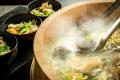 秋田の夏の風物詩「ババヘラ」　ユニフォームを着て売