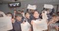 小学生がプロ選手と手をつなぎ、小田原アリーナのピッ