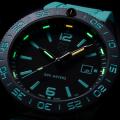 世界限定777本のLuminox 「Color of The Year Pacific