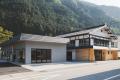 山梨県小菅村の旧旅館を再生した”村のロビー”「kadoya