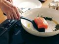 フライパンで焼いた魚の切り身を、崩さずきれいに返せ