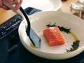 フライパンで焼いた魚の切り身を、崩さずきれいに返せ