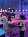 光る宝石探しに子どもたちが熱中。WHATAWON『ディスコ