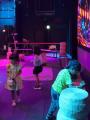 光る宝石探しに子どもたちが熱中。WHATAWON『ディスコ