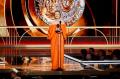 【ロエベ】レスリー・マンヴィルがロエベを着用