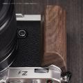 天然ウォールナットの質感が、Nikon Zfのクラシックな