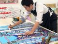 緻密な線と鮮やかな色彩で描く絵画23点を展示　パソナ