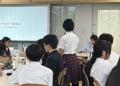 酷暑から学生を守るべく、授業参加者85名に日傘を贈呈