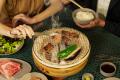 ライトアップされた大阪城を望み、日本の食と匠を味わ