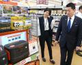 赤間防災担当大臣、ＤＣＭ大井競馬場前店を視察