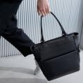 ポリウレタンの強さと、本革の美しさが出会い、機能的
