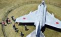 戦闘機「ファントム/F-4EJ（改）」を掃除＆翼に乗って