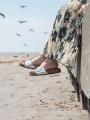 夏の装いに映える、BIRKENSTOCKのメタリックモデルがU