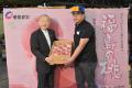 市場の“初競り”で競り落とした福島県産桃「はつひめ」 市場の“初競り”で競り落とした福島県産桃「はつひめ」