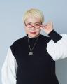 占い師・彌彌告（みみこ）とタレントの井口綾子がパー