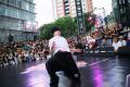 歴代の名曲に合わせて踊る、観客ジャッジのダンスバト 歴代の名曲に合わせて踊る、観客ジャッジのダンスバト