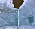 −20℃の世界を真上から。北海道・道東の凍る川を「抽象
