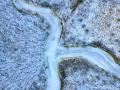 −20℃の世界を真上から。北海道・道東の凍る川を「抽象