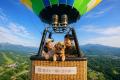 愛犬と一緒に空へ。長野県、斑尾高原スキー場で夏季限 愛犬と一緒に空へ。長野県、斑尾高原スキー場で夏季限
