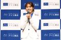 渋谷凪咲さんが新CMで演じた先生役の白スーツ姿で登壇