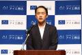 渋谷凪咲さんが新CMで演じた先生役の白スーツ姿で登壇