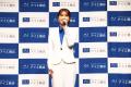 渋谷凪咲さんが新CMで演じた先生役の白スーツ姿で登壇