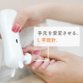 赤ちゃんの小さな爪を“見ながら”やさしくケア。手元が