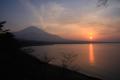 夕暮れの富士山と涼風を楽しむ、水陸両用バス「山中湖