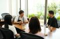 社長が自らコーヒーを淹れ、社員をもてなす社内対話企 社長が自らコーヒーを淹れ、社員をもてなす社内対話企