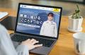 アクセルジャパンにタレントが自社商品を持ってPRして