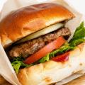 黒毛和牛100％からトレンドのスマッシュバーガーまで