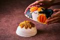 チョコレートドームで覆ったハロウィンケーキや丸ごと