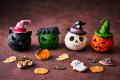 チョコレートドームで覆ったハロウィンケーキや丸ごと