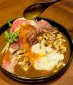 「カレーで、月見。」古き良き日本の“出汁”と“月見”が