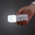 停電時は自動点灯、取り外せば懐中電灯に。人感・明暗