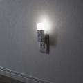 停電時は自動点灯、取り外せば懐中電灯に。人感・明暗