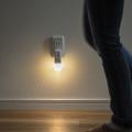 停電時は自動点灯、取り外せば懐中電灯に。人感・明暗