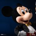 ウォルト・ディズニーとミッキーマウスが手を繋ぐ姿を