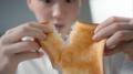 綾瀬はるかさん、本仕込の“もっちり”食感に思わず笑顔 綾瀬はるかさん、本仕込の“もっちり”食感に思わず笑顔