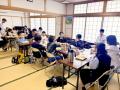 酷暑の夏、温泉施設で小学生の夏休みをサポート 高校