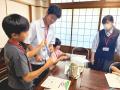 酷暑の夏、温泉施設で小学生の夏休みをサポート 高校