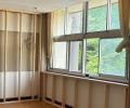 厳しい夏・冬の環境下にある旧小学校校舎で暮らす高校 厳しい夏・冬の環境下にある旧小学校校舎で暮らす高校