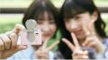 ディスプレイを見ながら、かわいく自撮り!エモい写真