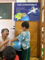 園児が思わず立ち止まる“地球”、草津市のこども園に登 園児が思わず立ち止まる“地球”、草津市のこども園に登