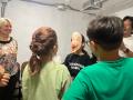 空襲警報が鳴る地下シェルターに、笑い声が響いた--『