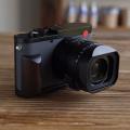 Leica Q3シリーズの造形美に、天然木の温もりを。YUWO