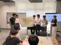 地域住民と遊びながら、地域の公共交通機関に乗utf-8