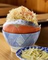 鉄板に、秋刀魚丸ごと一尾。築地直送の秋刀魚を鉄板で