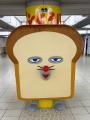 JR池袋駅に大きな「パンどろぼう」と「にせパンどろぼ