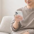 「指が痛い」「スマホが重い」をケースでラクに。持ち